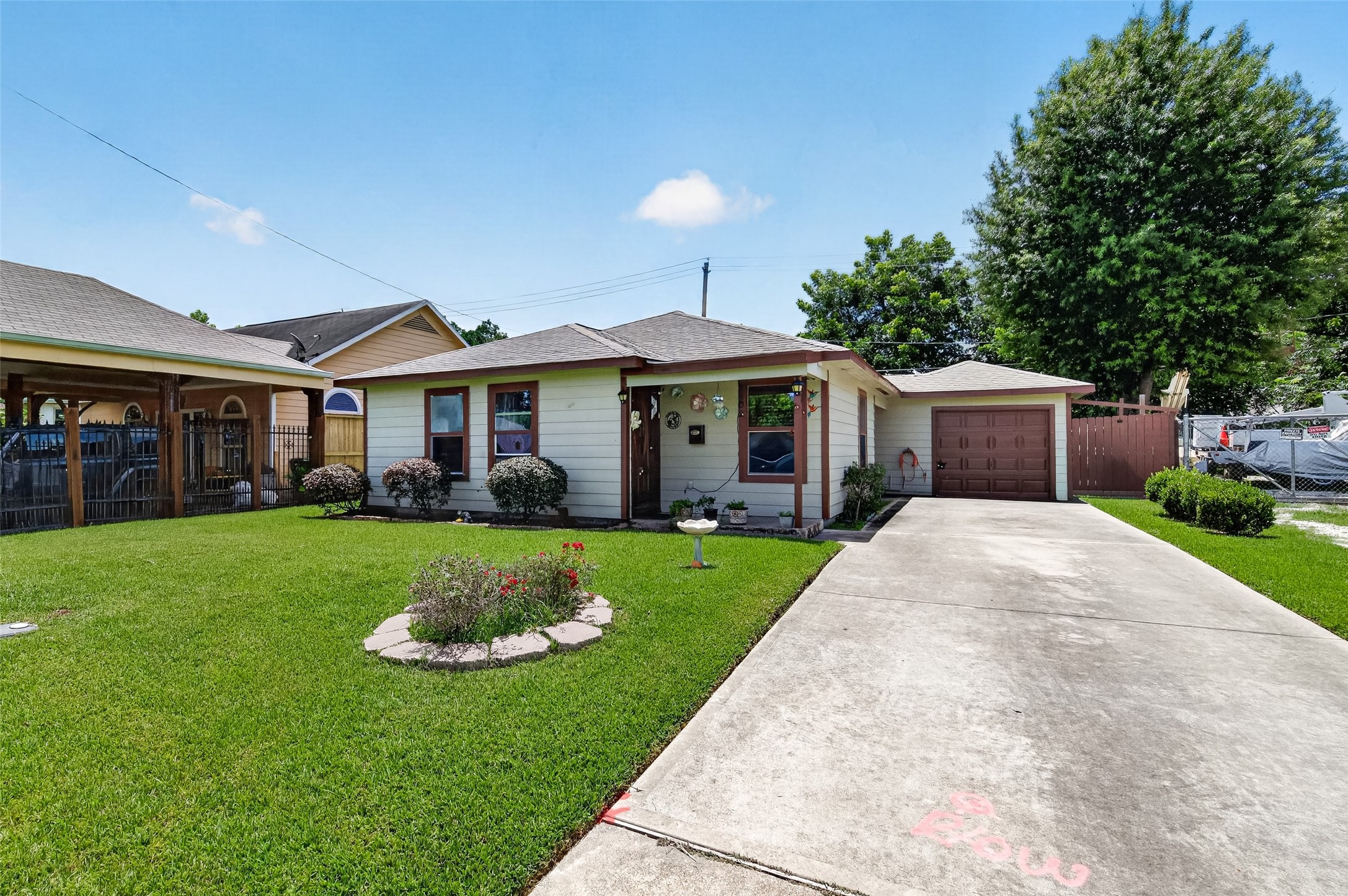 2402 Raymond Street Pasadena, TX 77506 - Photo 3 of 33