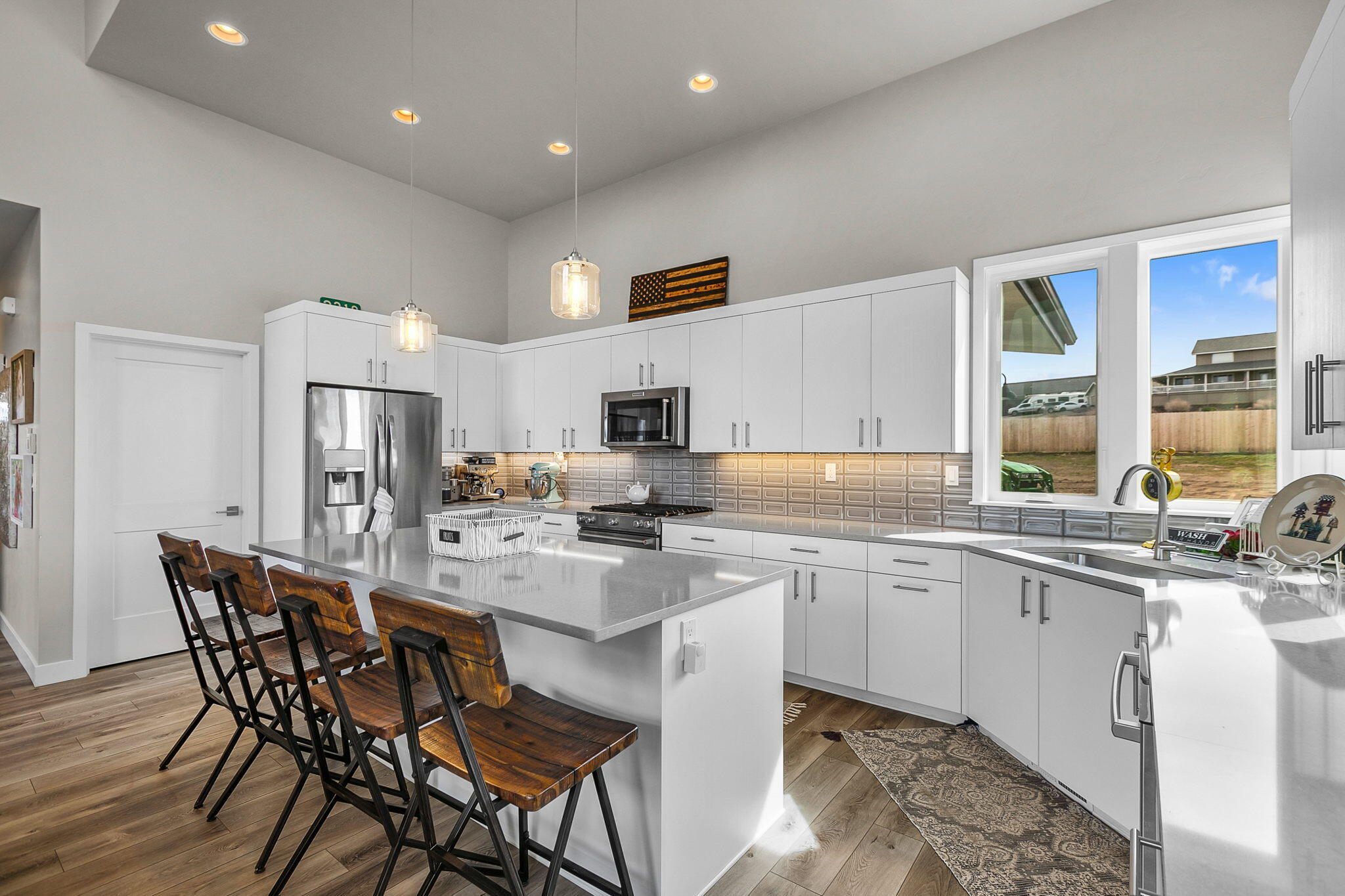 2370 Southwest Helmholtz Way Redmond, OR 97756 - Photo 9 of 31 Gallery Image 9