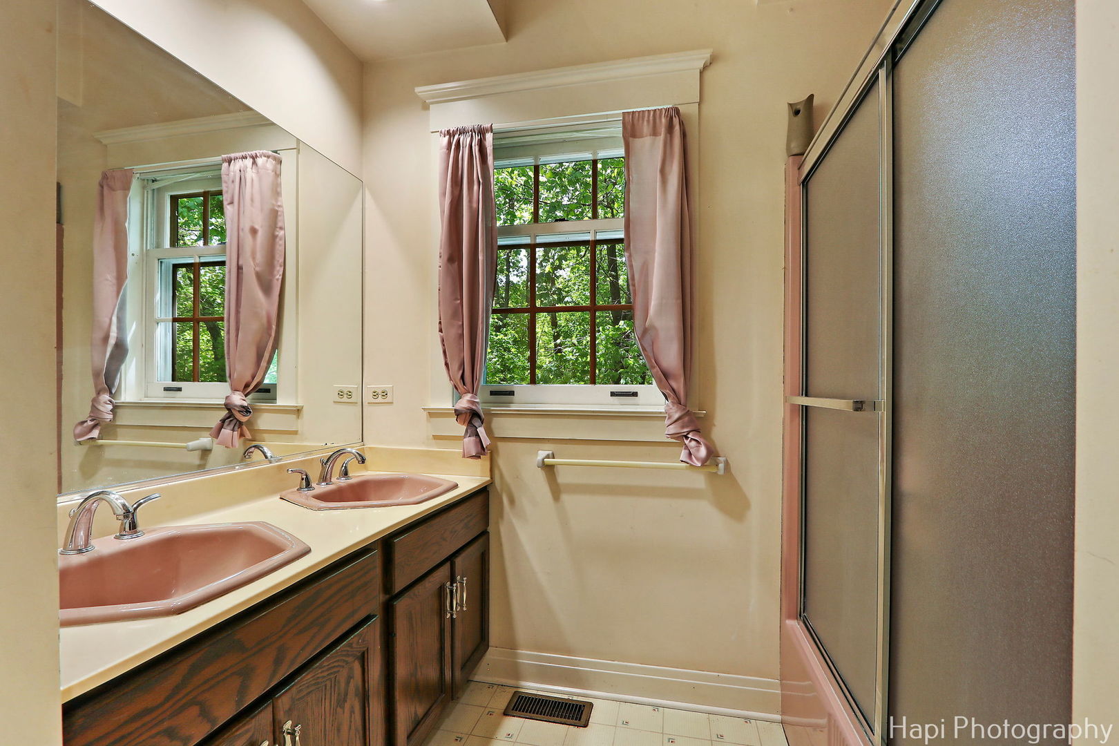23 West County Line Road Barrington Hills, IL 60010 - Photo 34 of 71 a bathroom with a sink a mirror and a bathtub