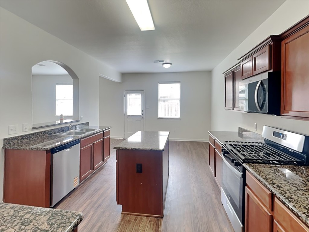 10237 Tate Court Conroe, TX 77385 - Photo 3 of 24