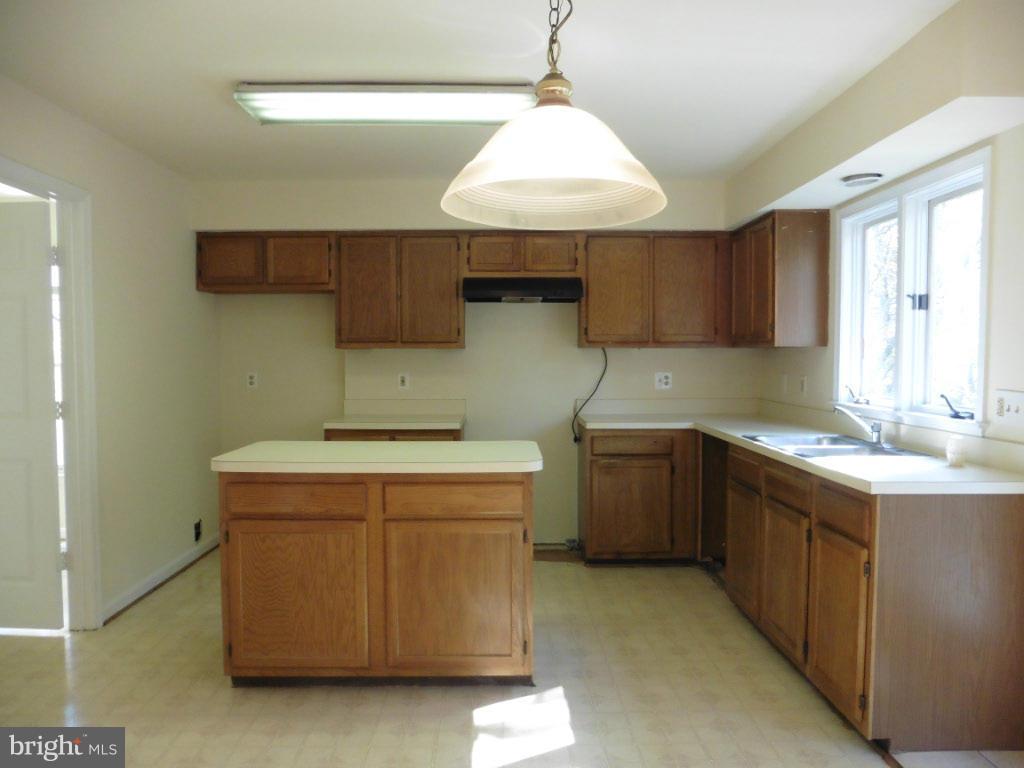 8701 Ashcroft Drive Laurel, MD 20708 - Photo 8 of 19 Kitchen