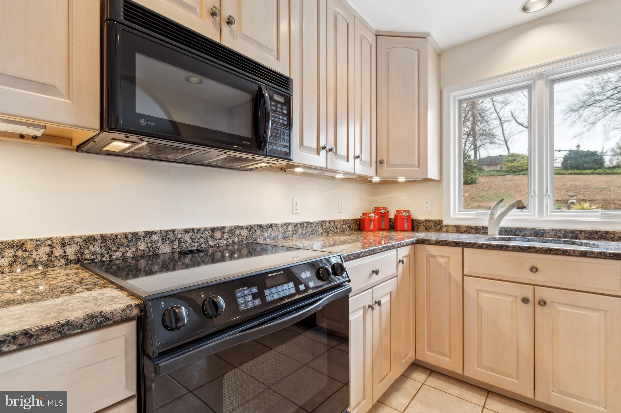 8708 Gateshead Road Alexandria, VA 22309 - Photo 10 of 52 Gourmet Kitchen