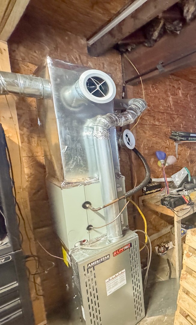 206 Boyd Avenue Amboy, IL 61310 - Photo 42 of 44 a close up of a light fixture