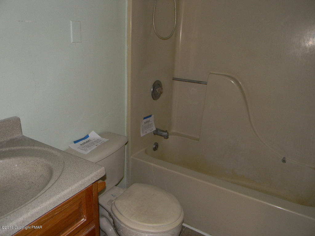 1660 Cotswald Road Tobyhanna, PA 18466 - Photo 8 of 9 Main Bath