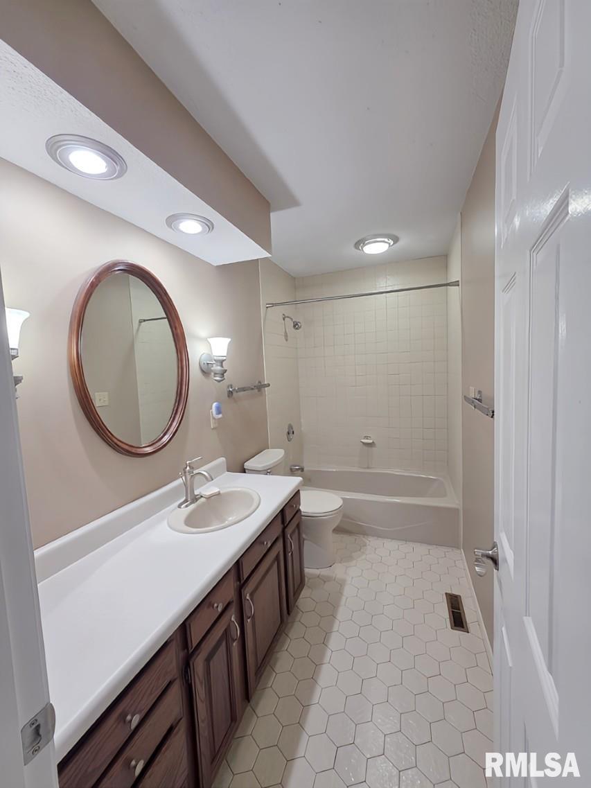 1222 Fundy Road Quincy, IL 62301 - Photo 27 of 39 Gallery Image 27