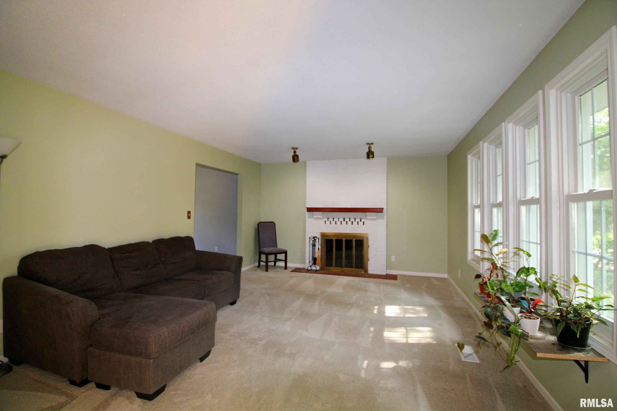 1222 Fundy Road Quincy, IL 62301 - Photo 4 of 39 Gallery Image 4