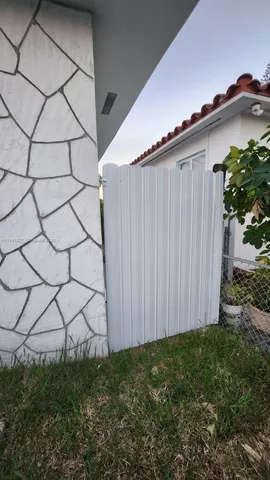 a view of a backyard