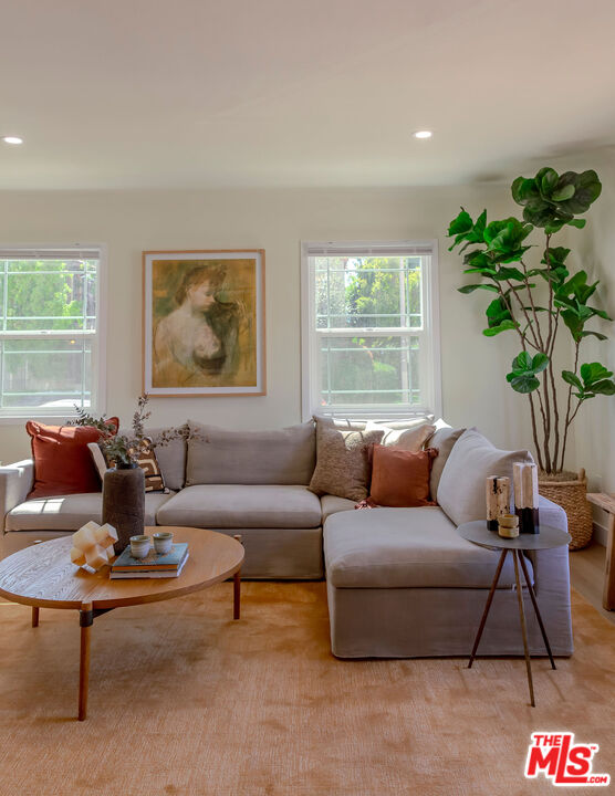 1462 Burnside Avenue Los Angeles, CA 90019 - Photo 2 of 24