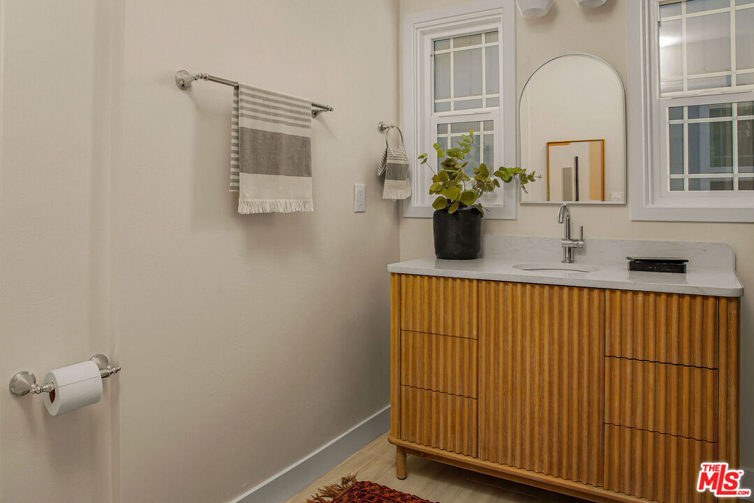 1462 Burnside Avenue Los Angeles, CA 90019 - Photo 21 of 24