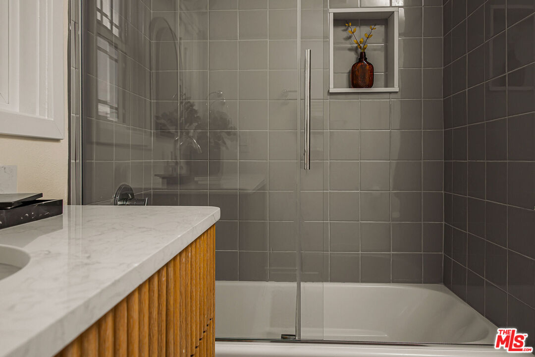 1462 Burnside Avenue Los Angeles, CA 90019 - Photo 22 of 24