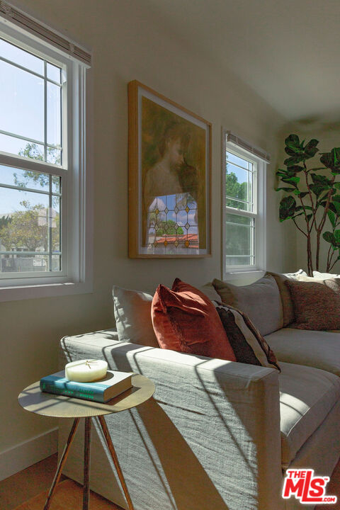 1462 Burnside Avenue Los Angeles, CA 90019 - Photo 3 of 24