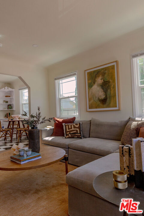 1462 Burnside Avenue Los Angeles, CA 90019 - Photo 4 of 24