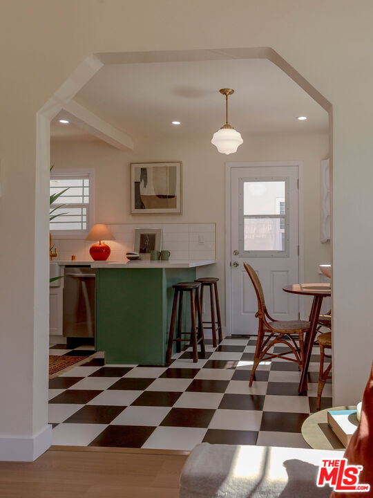 1462 Burnside Avenue Los Angeles, CA 90019 - Photo 5 of 24