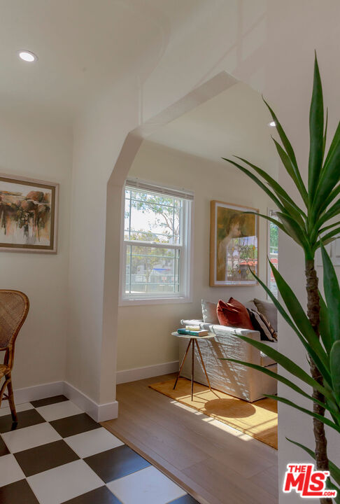 1462 Burnside Avenue Los Angeles, CA 90019 - Photo 7 of 24