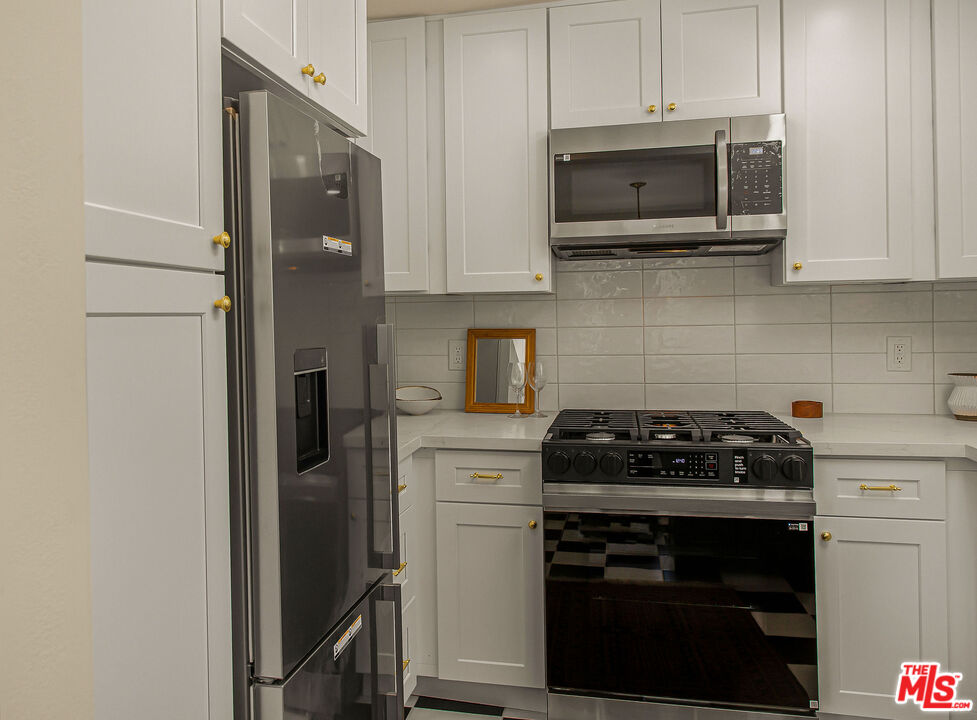 1462 Burnside Avenue Los Angeles, CA 90019 - Photo 8 of 24