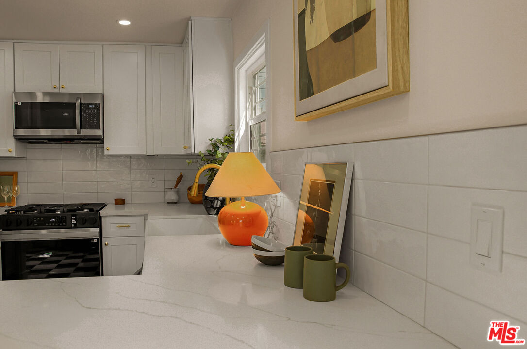 1462 Burnside Avenue Los Angeles, CA 90019 - Photo 9 of 24