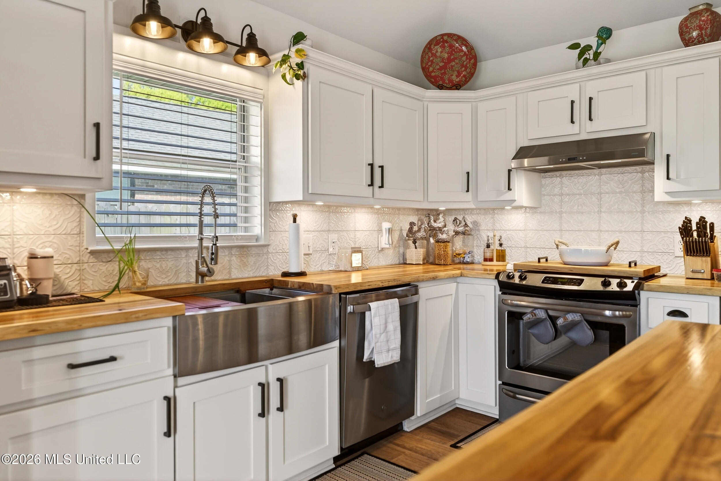 885 Manini Way Diamondhead, MS 39525 - Photo 22 of 55 21_kitchen 5