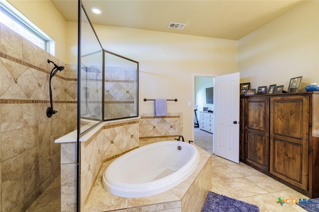 910 Ridgeoak Drive Belton, TX 76513 - Photo 11 of 48 a bathroom with a tub sink and mirror