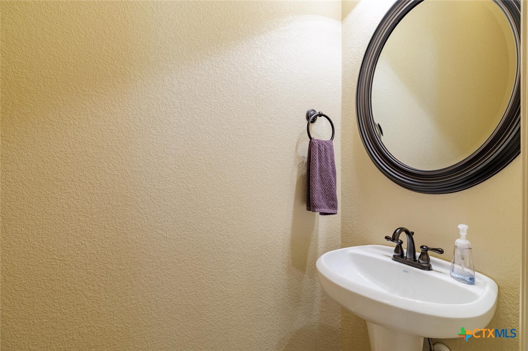 910 Ridgeoak Drive Belton, TX 76513 - Photo 13 of 48 a bathroom with a sink and a mirror