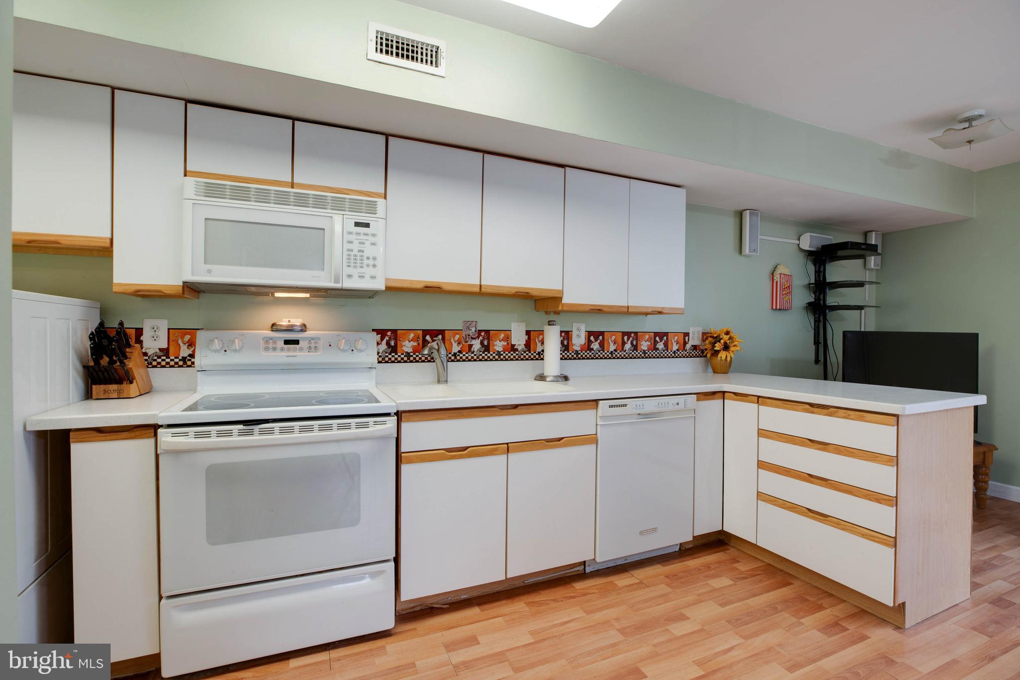 3806 Port Hope Point Triangle, VA 22172 - Photo 11 of 29 Newer appliances & cabinets
