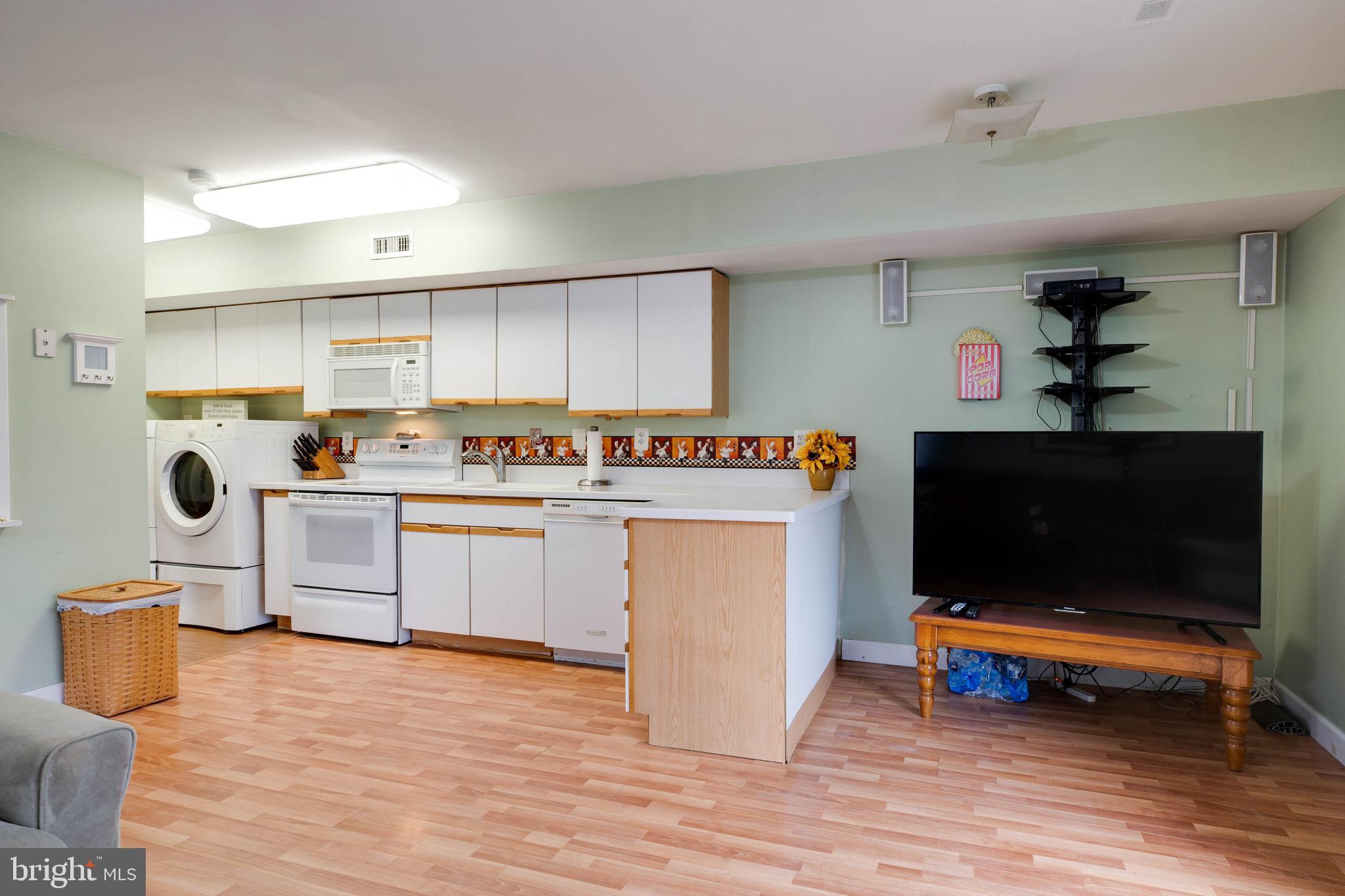 3806 Port Hope Point Triangle, VA 22172 - Photo 12 of 29 Kitchen opens up to the family room