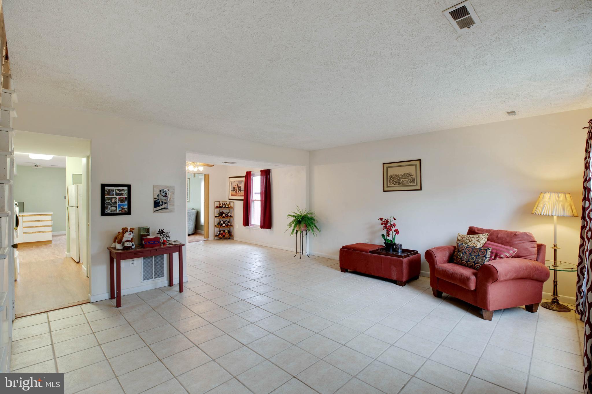 3806 Port Hope Point Triangle, VA 22172 - Photo 5 of 29 Open, bright feeling in the living room