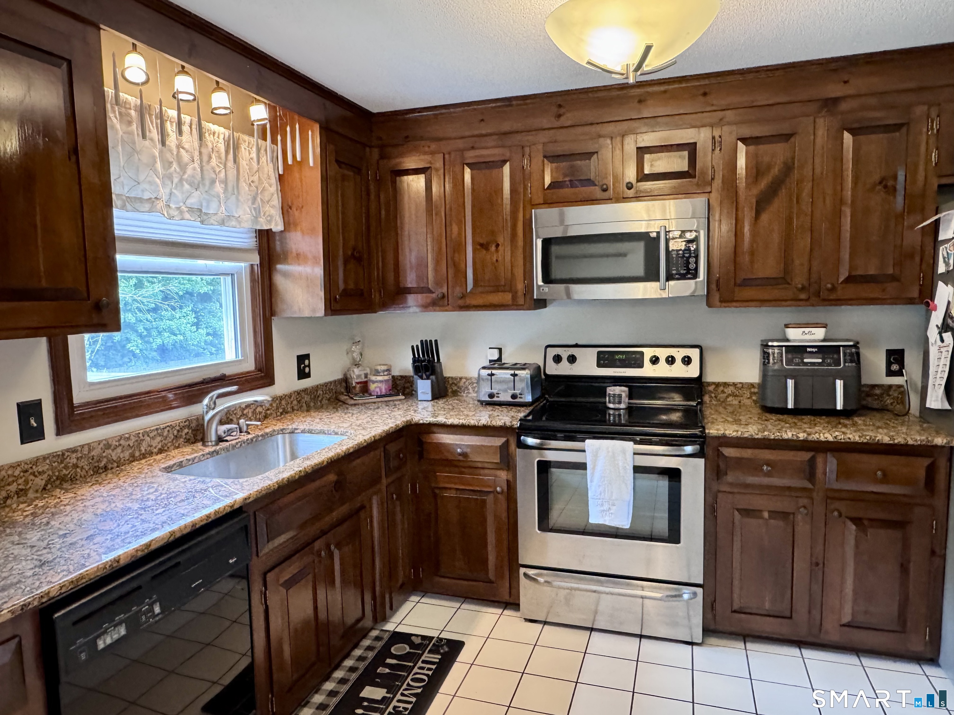 24 Middle Road Enfield, CT 06082 - Photo 10 of 38