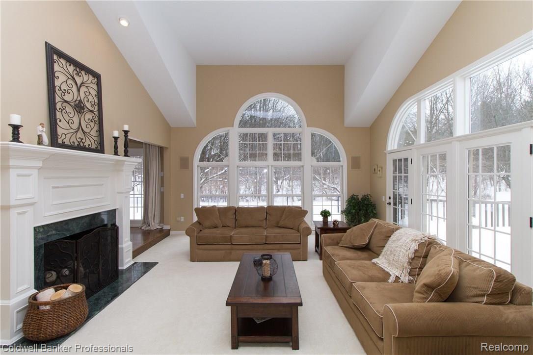 9150 Fox Hollow Road Clarkston, MI 48348 - Photo 15 of 58 Sunny great room!