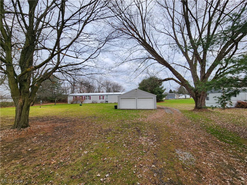 3895 Middletown Road East Youngstown, OH 44514 - Photo 5 of 28 View of yard with a garage