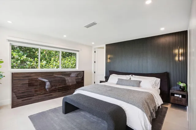 a en suite bathroom with double sink and a large mirror