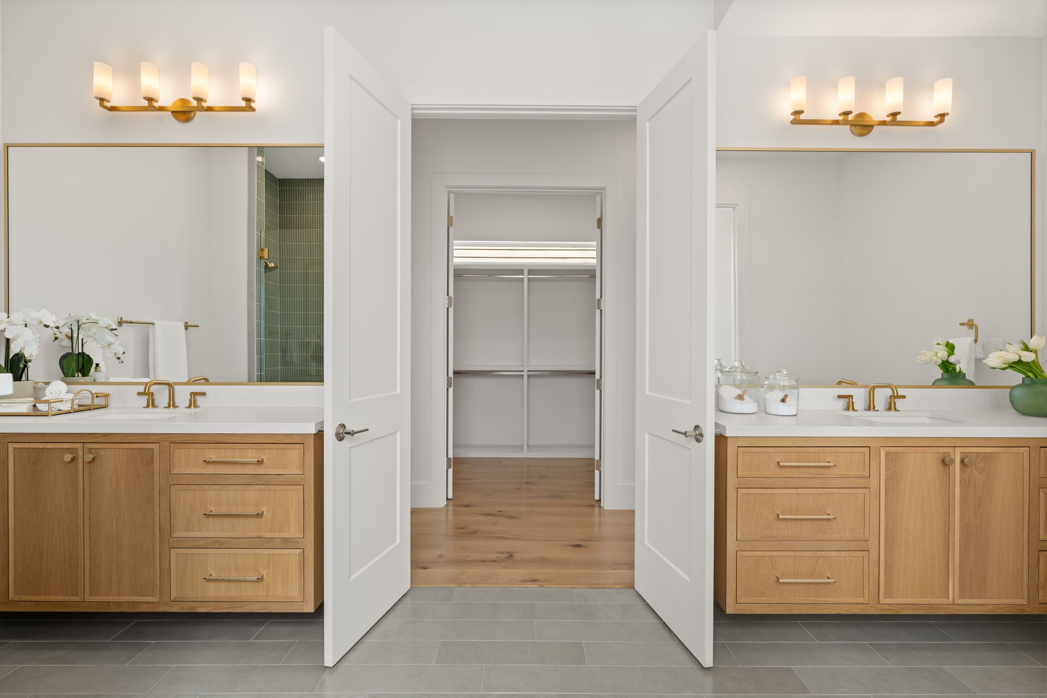 710 Waverly Street, Unit E Houston, TX 77007 - Photo 12 of 19 a bathroom with a sink and a mirror