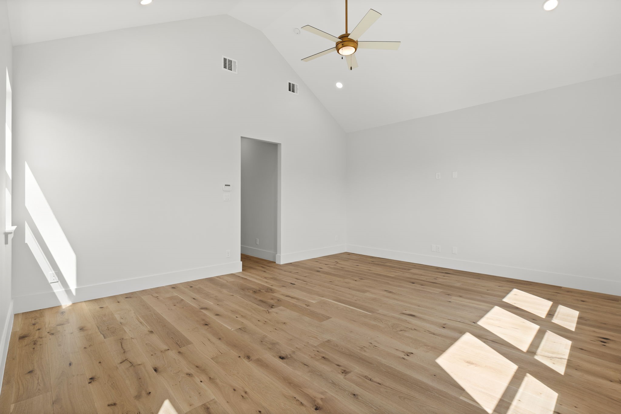 710 Waverly Street, Unit E Houston, TX 77007 - Photo 15 of 19 an empty room with a window and ceiling fan