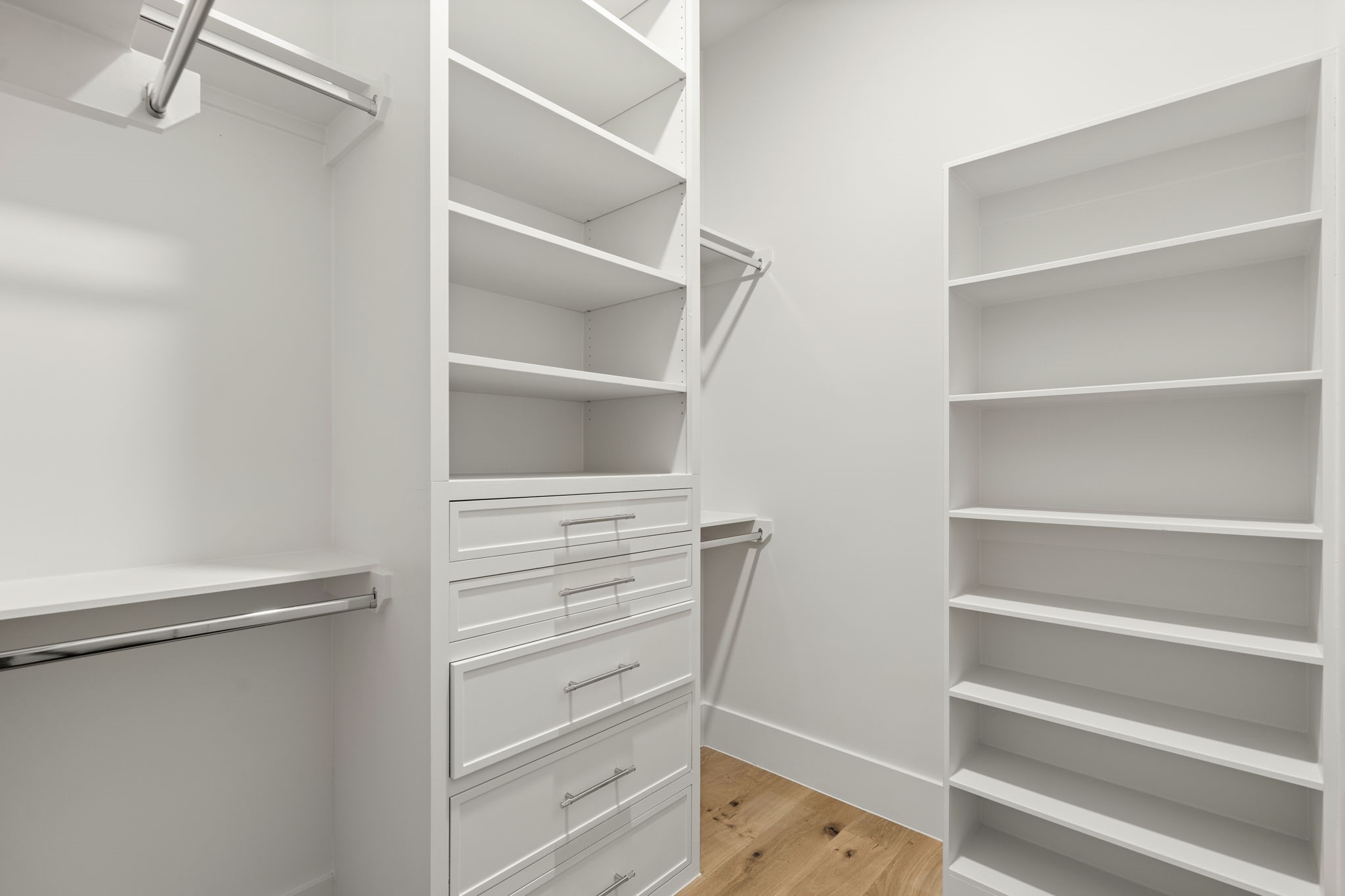 710 Waverly Street, Unit E Houston, TX 77007 - Photo 16 of 19 a view of walk in closet with empty racks