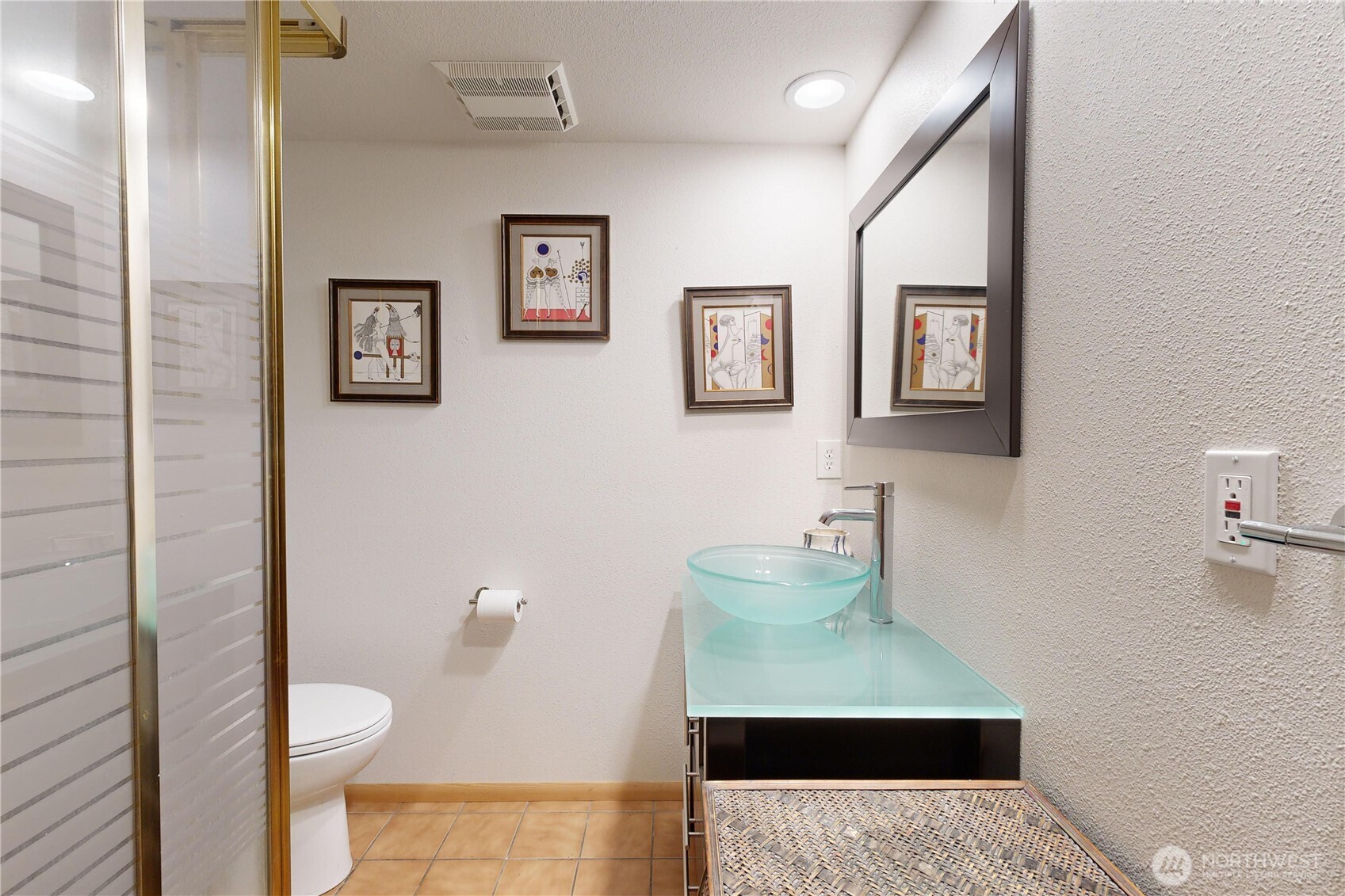 2425 Country Club Road Walla Walla, WA 99362 - Photo 25 of 39 a bathroom with a toilet a sink and mirror