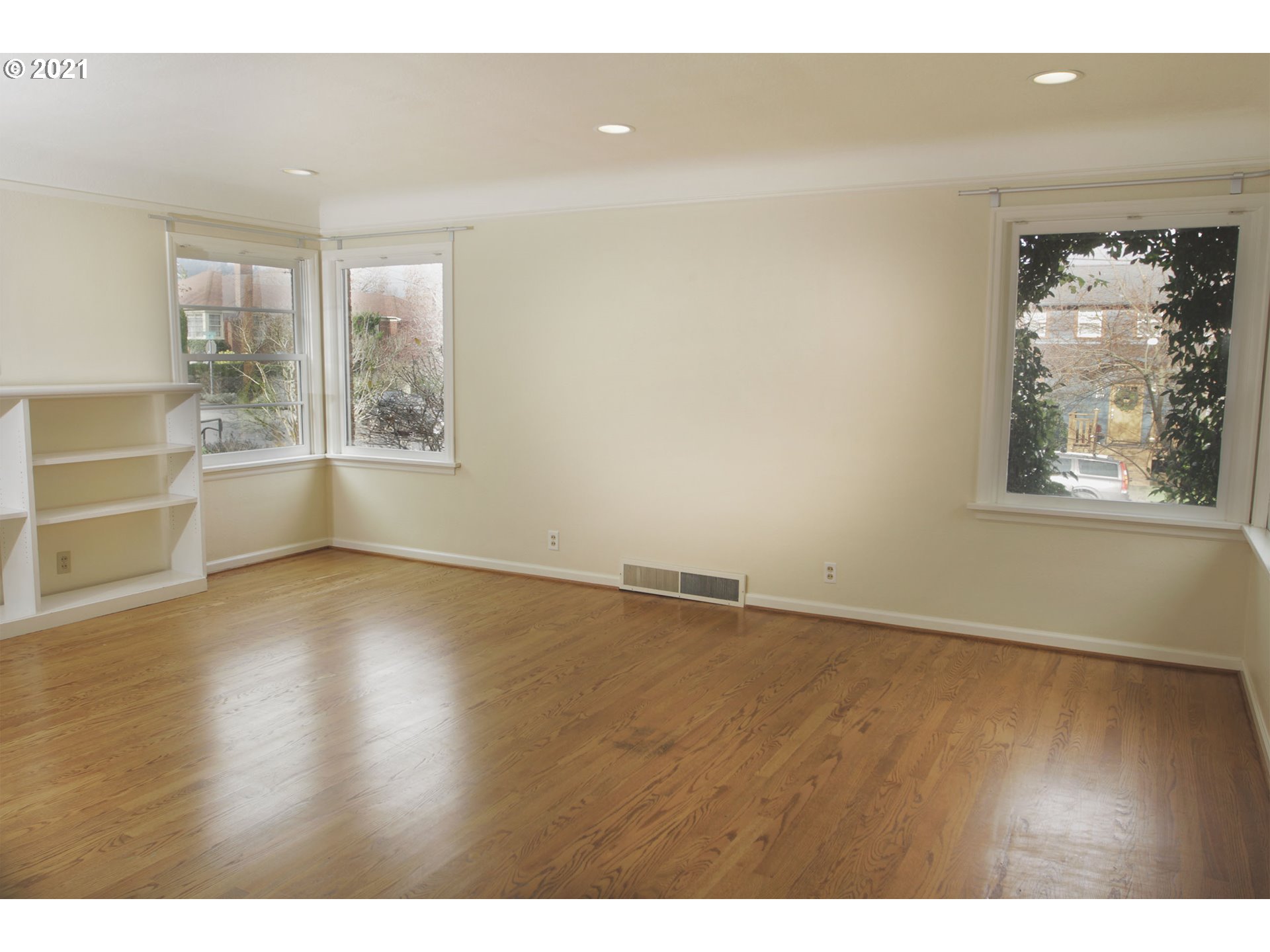 2774 Northwest Raleigh Street Portland, OR 97210 - Photo 4 of 26 Gallery Image 4