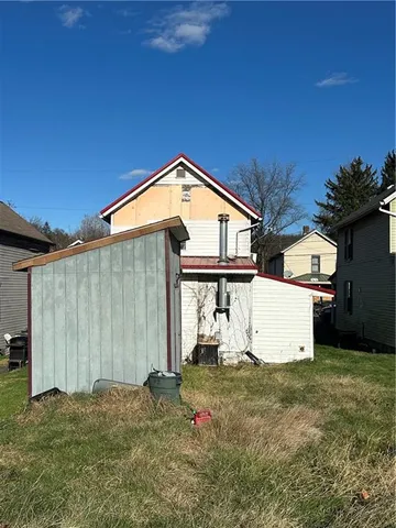 a view of a house with backyard