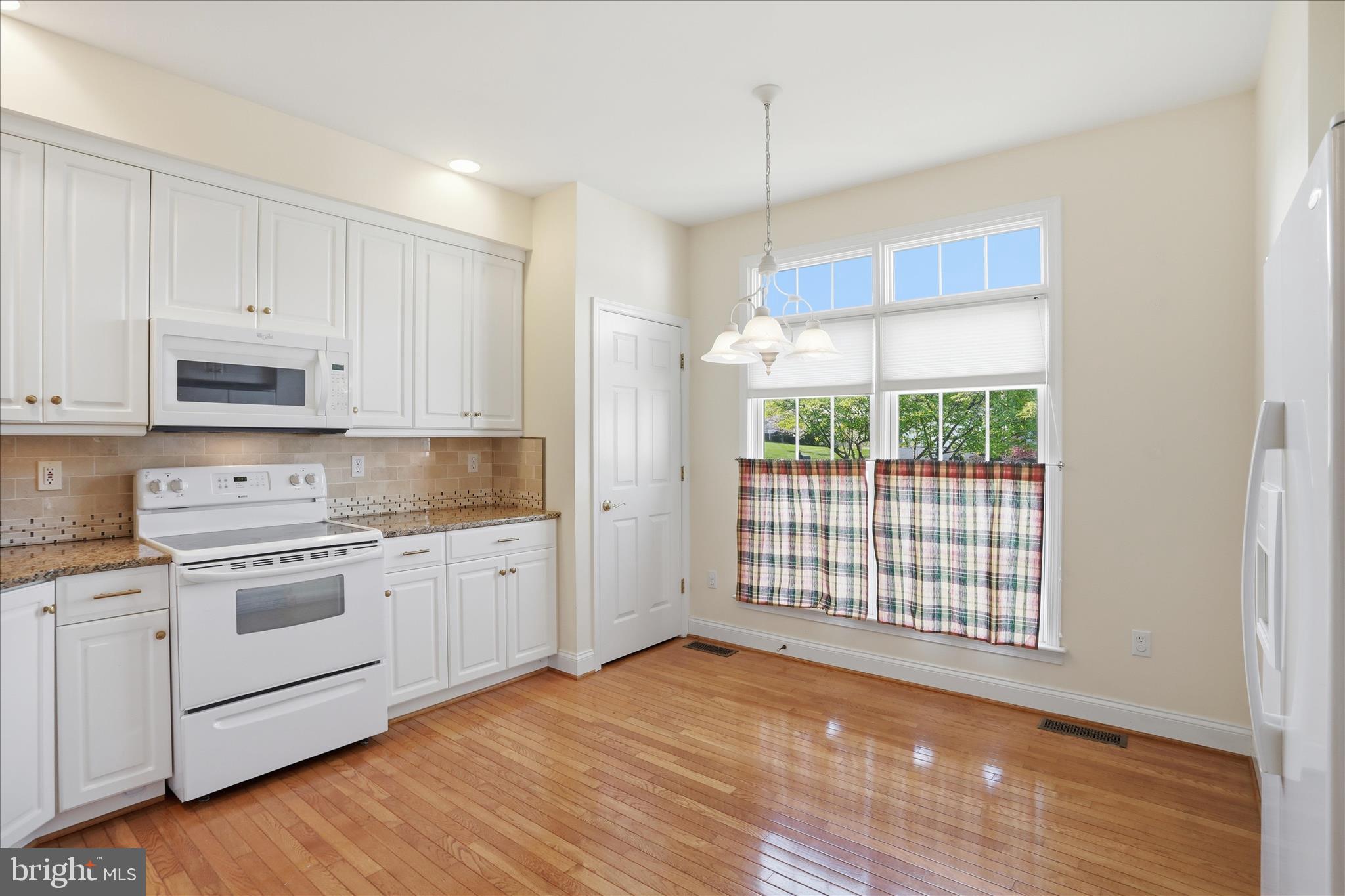 42 Hunters Trail Waynesboro, VA 22980 - Photo 12 of 52 Kitchen with Breakfast Nook