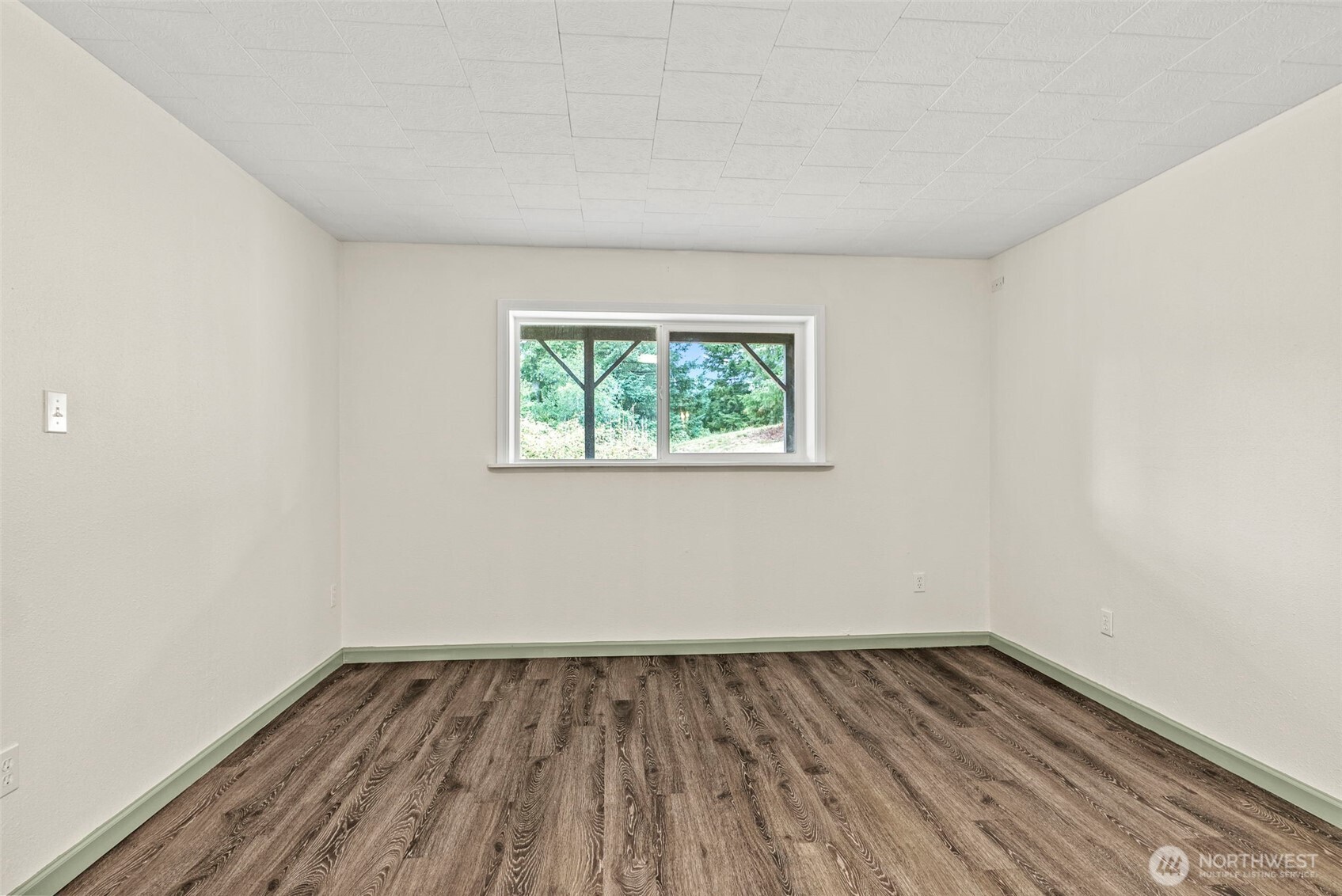 652 Ragland Road Longview, WA 98632 - Photo 27 of 40 an empty room with a window