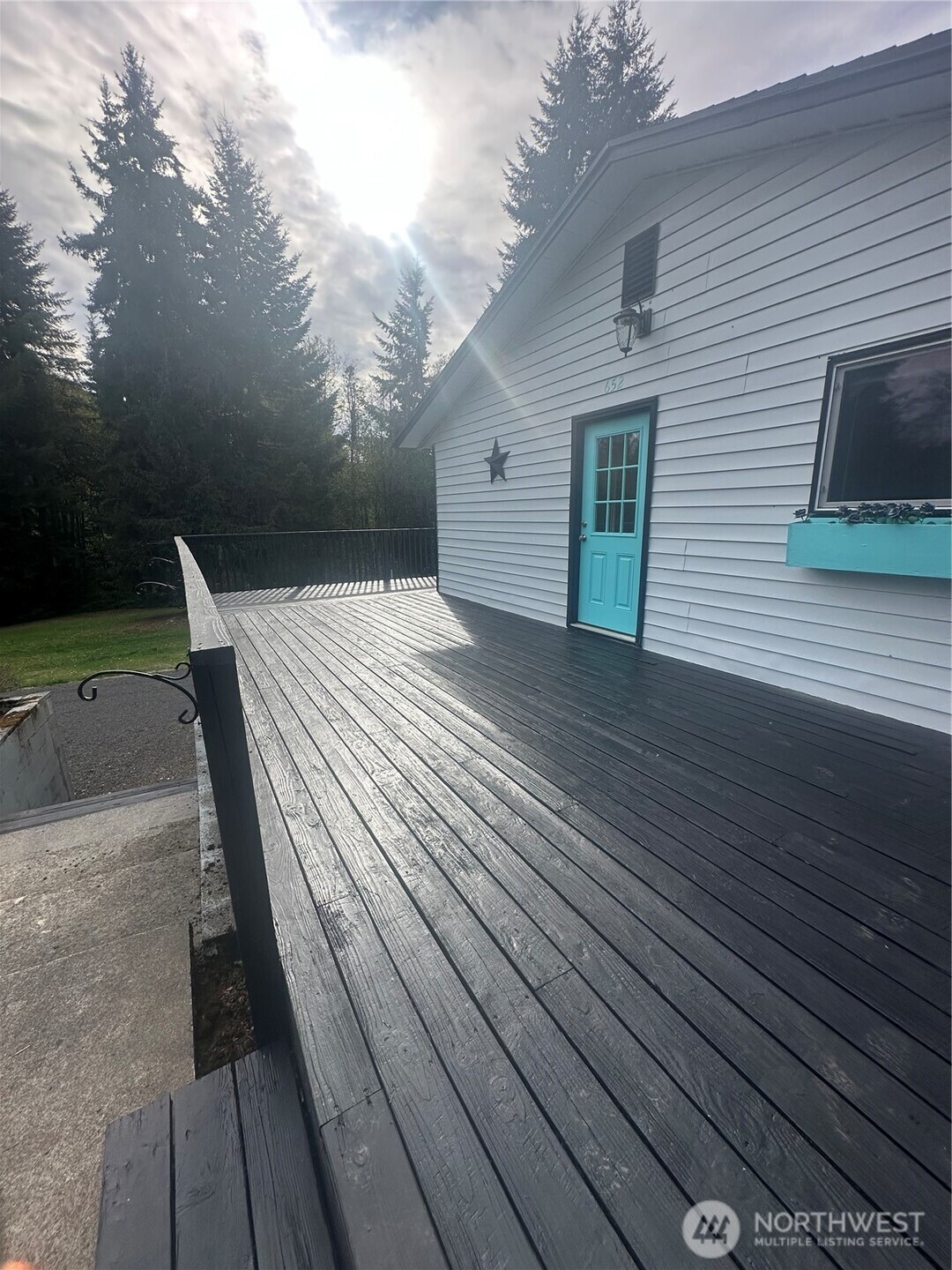 652 Ragland Road Longview, WA 98632 - Photo 5 of 40 a view of a backyard with wooden floor and fence