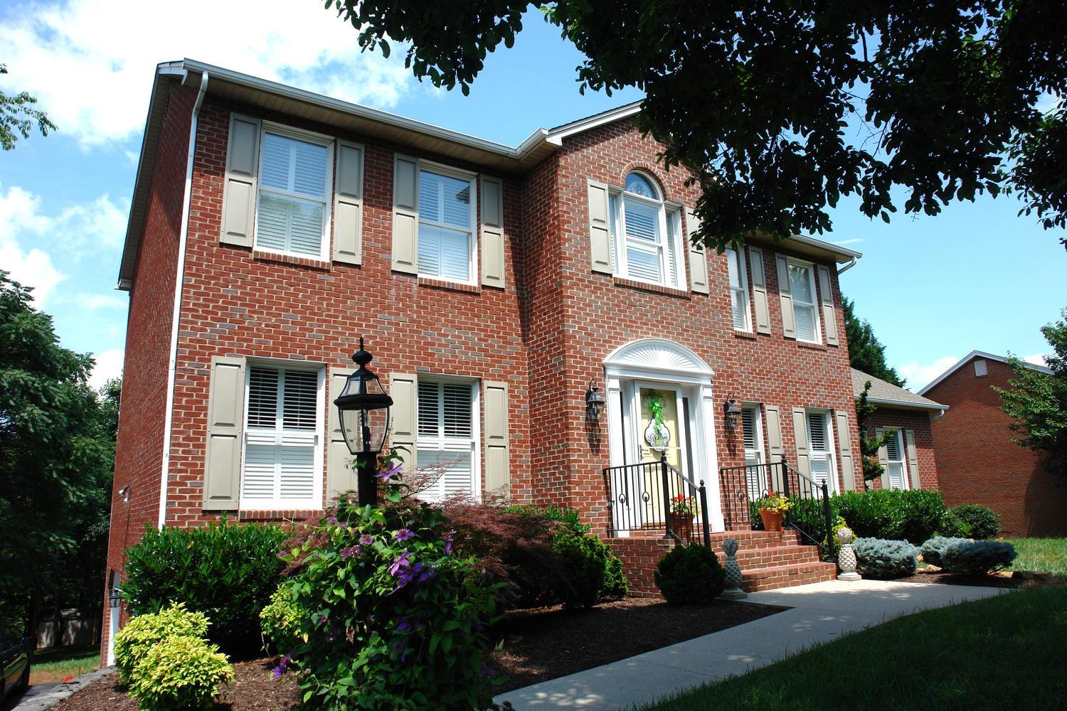 561 Winesap Road Roanoke, VA 24019 - Photo 2 of 45 561 Winesap Road Roanoke VA-large-003-39