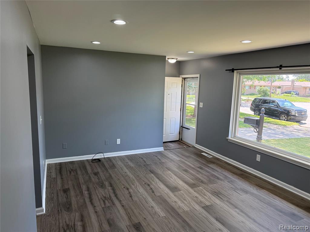 32246 Oakview Drive Warren, MI 48092 - Photo 3 of 22