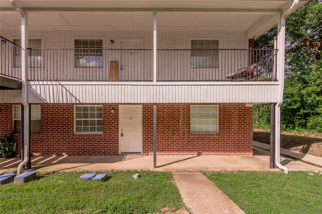 a view of a house with backyard and porch