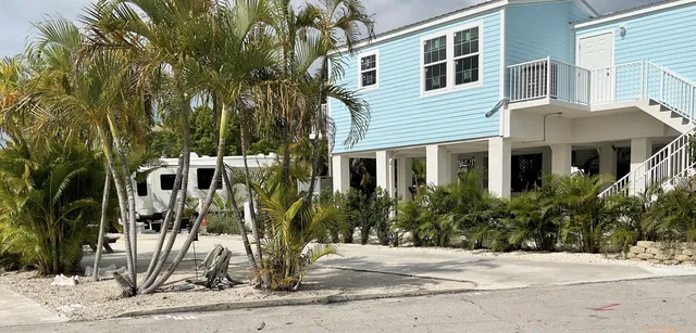 a view of outdoor space yard and porch