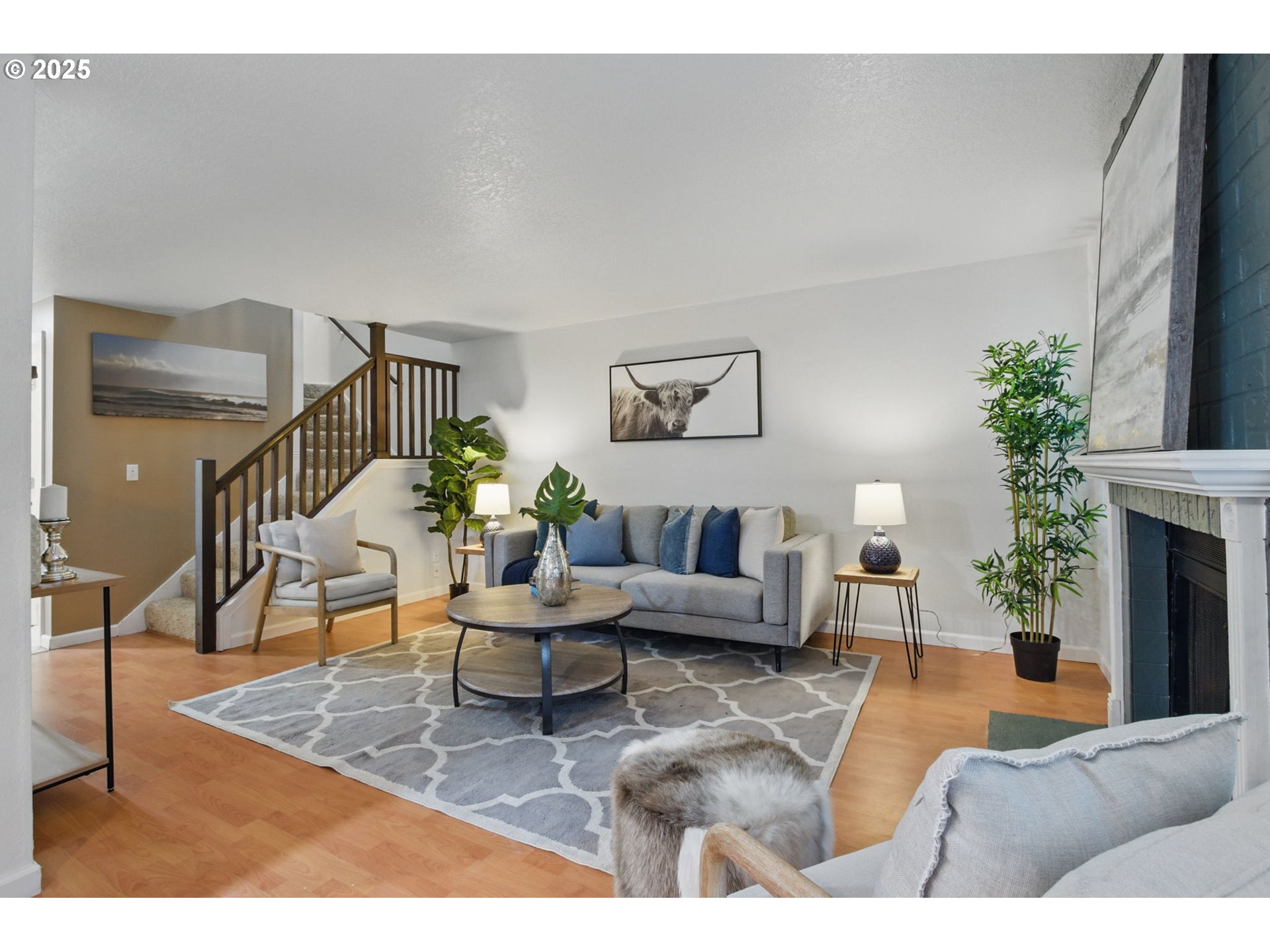 29460 Southwest Volley Street, Unit 67 Wilsonville, OR 97070 - Photo 2 of 24 a living room with furniture and a potted plant