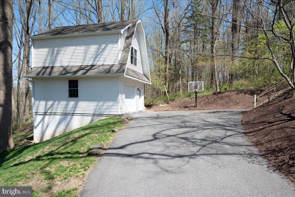 1626 Snuff Mill Road Hockessin, DE 19707 - Photo 55 of 61 Driveway to detached garage
