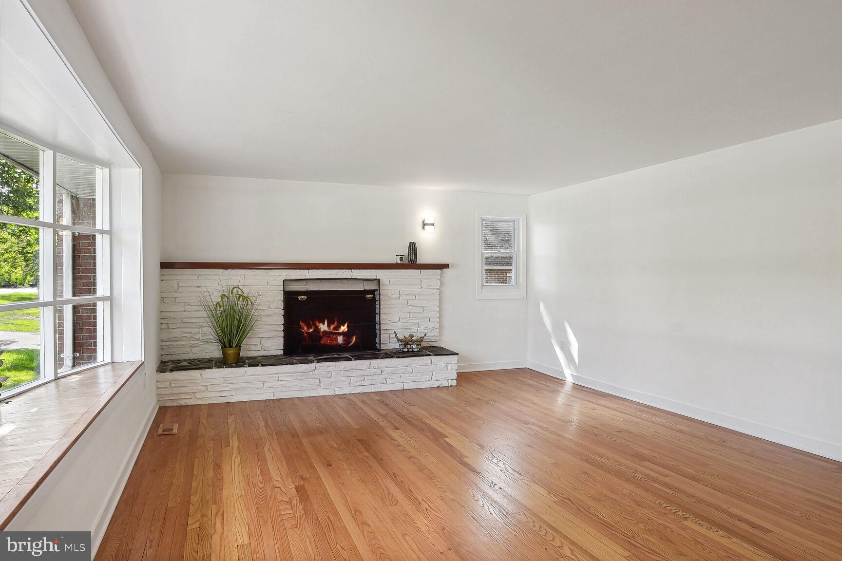 8468 Church Road Pasadena, MD 21122 - Photo 11 of 37 Living room w fireplace/Bay window