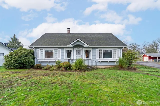 a view of a house with a yard