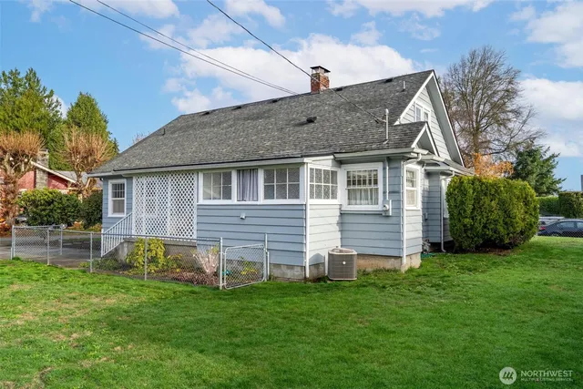 a view of a house with backyard