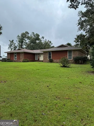 a view of a house with a yard