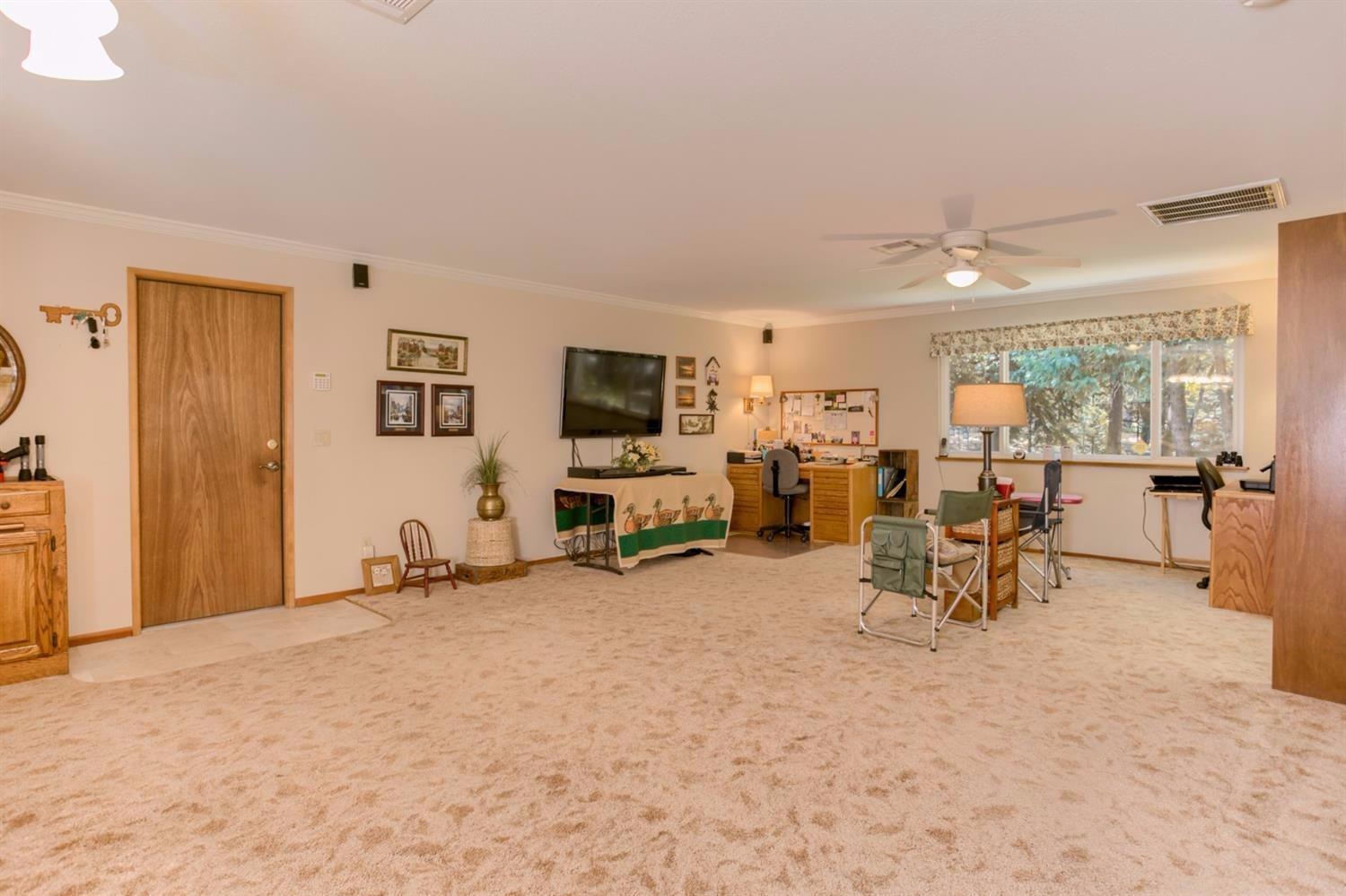 5100 Tunnel Loop Road Grants Pass, OR 97526 - Photo 10 of 34 Huge family room!